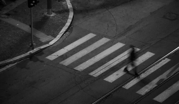 夜間に通りを通る者の長時間露光グレースケール — ストック写真