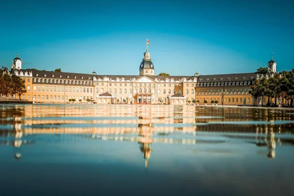 Widok Wybrzeże Pałacu Karlsruhe Przed Błękitnym Niebem Słoneczny Dzień — Zdjęcie stockowe