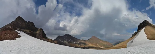Uma Bela Vista Monte Aragats Coberta Neve — Fotografia de Stock