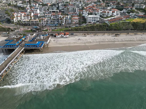 サンフランシスコ クレメンテ ピアを望む海の波と街並みの家 — ストック写真