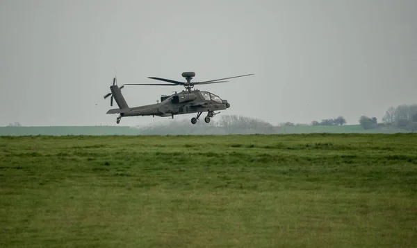 Тёмно Серый Армейский Боевой Вертолет Полёте Днём — стоковое фото