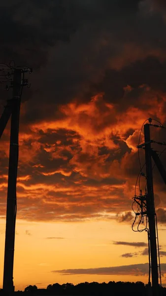 Colpo Verticale Silhouette Palo Utilità Contro Cielo Nuvoloso Tramonto Rosso — Foto Stock