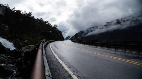 Pemandangan Musim Dingin Dari Jalan Aspal Dengan Gunung Hijau Berkabut — Stok Foto