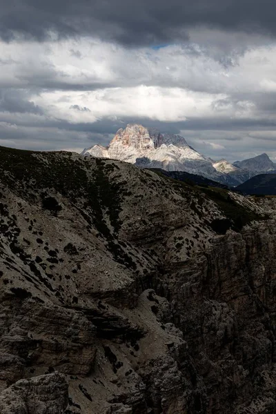 Ein Faszinierender Blick Auf Eine Wunderschöne Berglandschaft Vor Bewölktem Himmel — Stockfoto