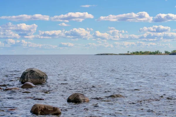 Eine Landschaft Mit Schönen Steinen Der Nähe Eines Sees Klarer — Stockfoto
