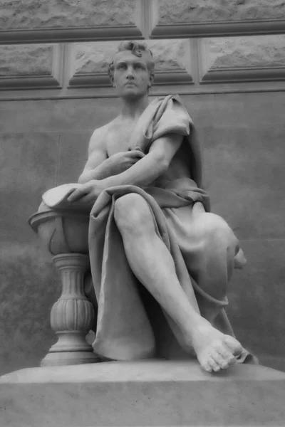 Вертикальный Снимок Статуи Человека Сидящего Рядом Национальным Музеем Праги Старинной — стоковое фото