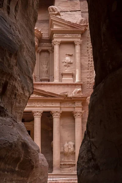 Pionowe Ujęcie Starożytnego Zabytku Pustyni Petra Jordanii — Zdjęcie stockowe