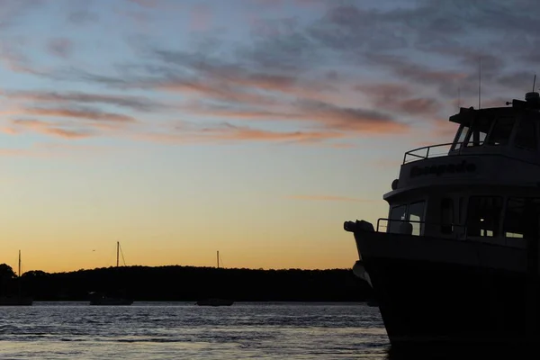 Die Silhouette Eines Schiffes Der Batemans Bay Bei Sonnenuntergang Australien — Stockfoto