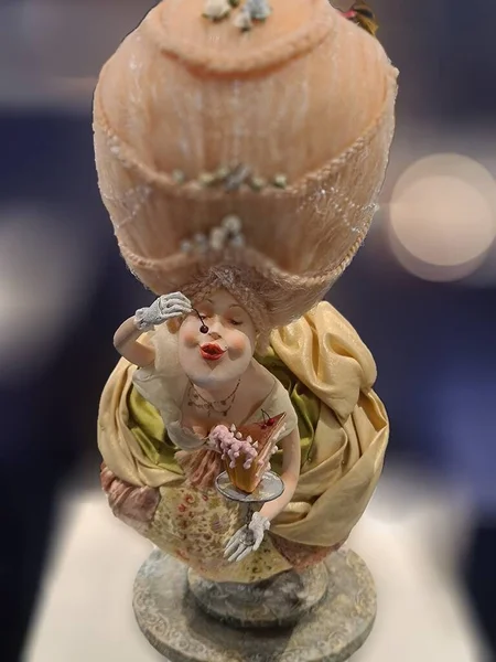 Μια Όμορφη Πορσελάνινη Κούκλα Από Μια Έκθεση — Φωτογραφία Αρχείου
