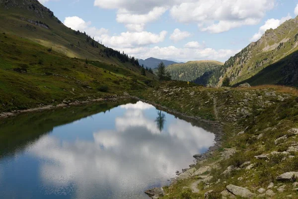 Eine Grüne Landschaft Mit Bergen Und Ihren Spiegelungen Wasser Einem — Stockfoto