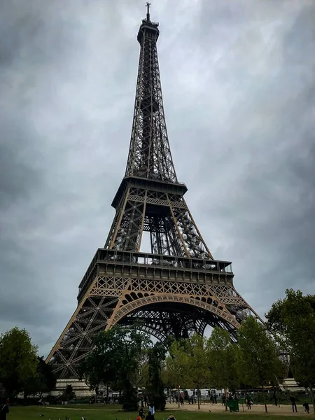 Низькокутний Вертикальний Вид Знамениту Ейфелеву Вежу Перед Хмарним Краєвидом Парижі — стокове фото