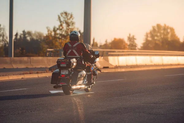Een Politieagent Die Zonsondergang Tegemoet Rijdt Een Motorfiets — Stockfoto