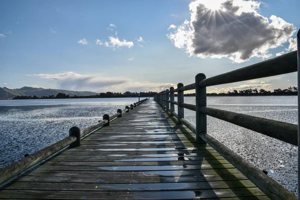 晴れた夏の日に湖のぬれた木製の桟橋 — ストック写真