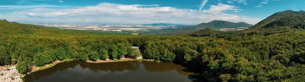 Panoramatický Záběr Krásné Krajiny Kopci Lesem Jezírkem Slunečného Dne — Stock fotografie