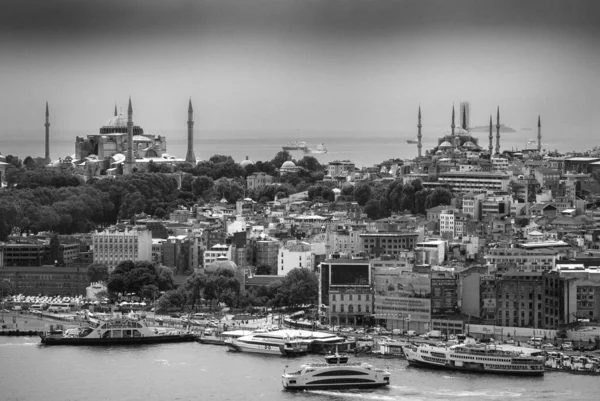 在河对岸的土耳其首都伊斯塔姆布尔市拍摄的美丽照片 — 图库照片