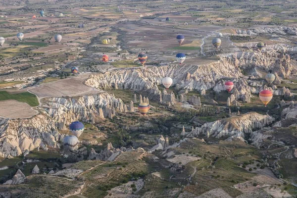 Egy Gyönyörű Felvétel Hőlégballonokról Egy Táj Felett Törökországi Kappadociában — Stock Fotó