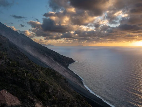 Eine Schöne Aufnahme Des Vulkans Stromboli Und Eines Meeres Unter — Stockfoto
