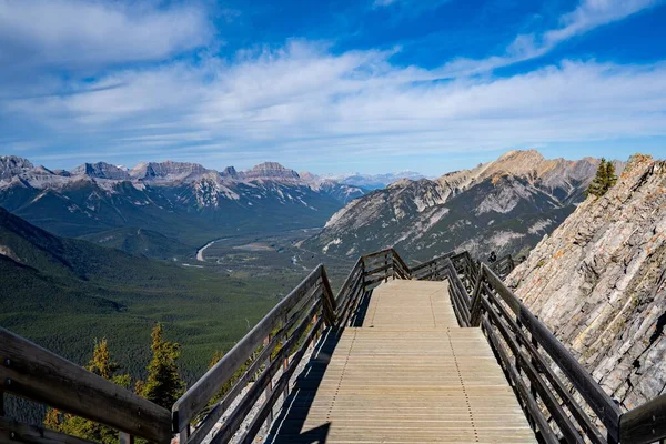 Mesmerizing View Sulphur Mountain Canada Mountain Peak Sunny Day Green — Stock Photo, Image