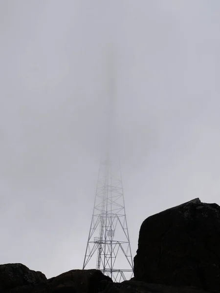 Disparo Vertical Una Línea Eléctrica Metálica Niebla Tasmania Australia —  Fotos de Stock