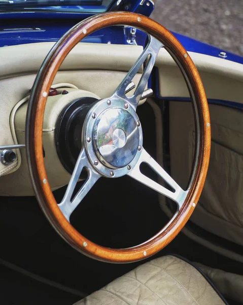 Eski Klasik Bir Klasik Arabanın Direksiyon Simidinin Dikey Çekimi — Stok fotoğraf