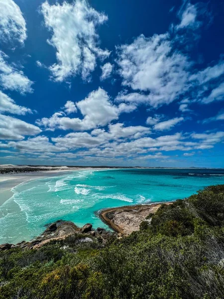 Гарний Вид Блакитні Океанські Водні Хвилі Піщаному Пляжі Блакитним Хмарним — стокове фото