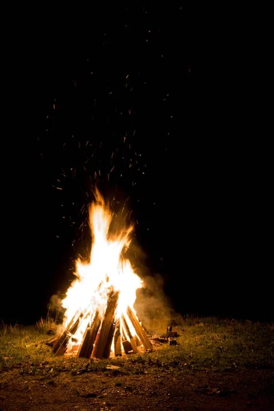 夜间熊熊燃烧的篝火的一个垂直镜头 — 图库照片