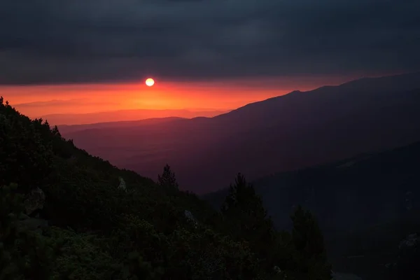 太陽が昇る風景と山の中腹を照らすカラフルな空 — ストック写真