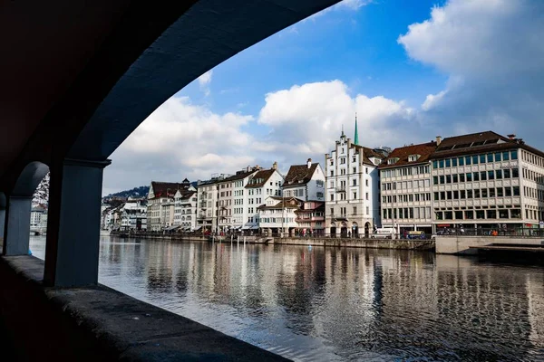 Una Vista Horizontal Del Río Limmat Zurich Que Muestra Reflejo — Foto de Stock