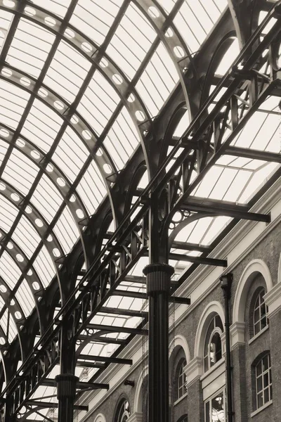 Hay Galleria Battle Lane Londra Daki Kemer Tarafındaki Pencerelerde Gri — Stok fotoğraf