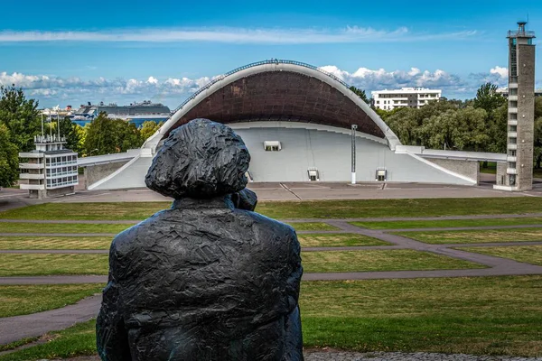 Памятник Густаву Эрнесаку Таллиннском Песенном Фестивале Эстонии — стоковое фото
