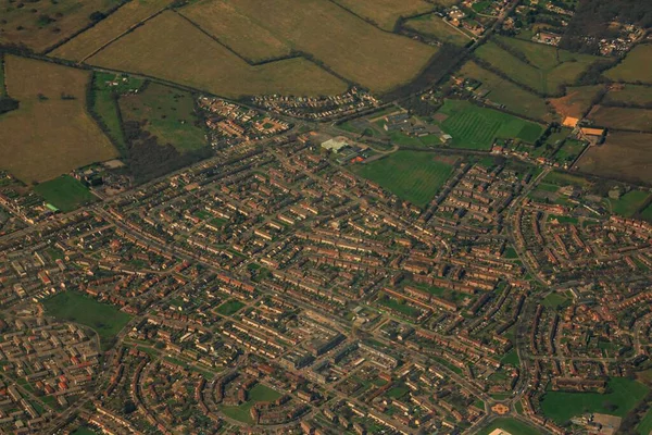 Eine Luftaufnahme Von Grünen Feldern Gebäuden Und Straßen Tag Aus — Stockfoto