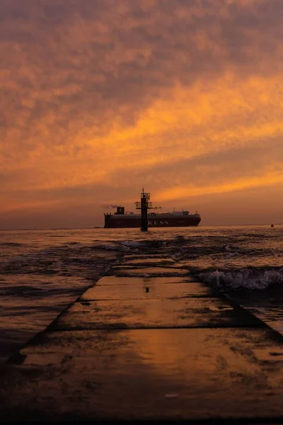 Вертикальный Снимок Дока Корабля Вдалеке Время Золотого Заката — стоковое фото