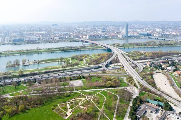 从多瑙河塔看到的现代维也纳城市基础设施的航拍 — 图库照片