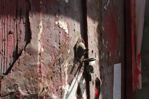 錆びた錠付きの古い金属製のドアの閉まり — ストック写真