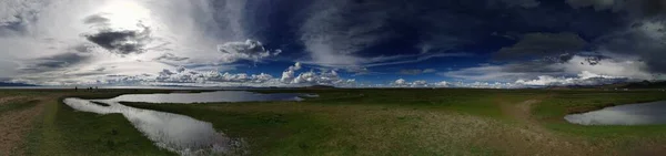 Een Panoramische Opname Van Het Landschap Onder Wolken Namco Tibet — Stockfoto
