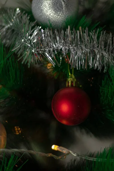 圣诞期间圣诞树上的装饰品和装饰品的特写 庆祝活动的概念和节日气氛 — 图库照片