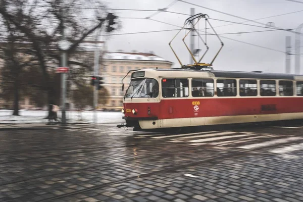 Soğuk Havada Hareket Halindeki Bir Czech Tramvayı Çok Güzel Görünüyor — Stok fotoğraf