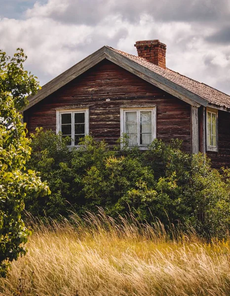 Nahaufnahme Eines Alten Dunklen Holzhauses Auf Dem Land Umgeben Von — Stockfoto
