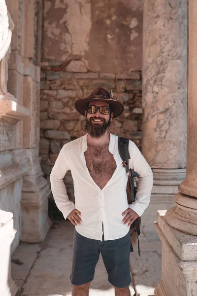 Una Vertical Hombre Caucásico Con Sombrero Sonriendo Antigua Ciudad Éfeso — Foto de Stock
