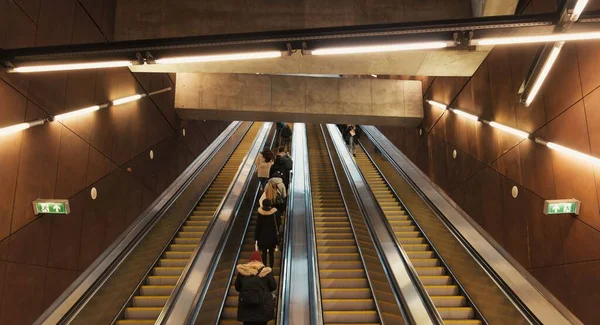 Niektórzy Ludzie Ruchomych Schodach Wychodzi Metra Podziemnego Godzinach Wieczornych — Zdjęcie stockowe