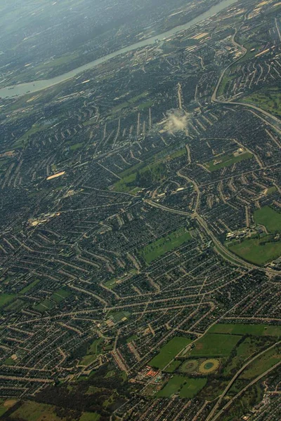 Vertikální Letecký Snímek Zelených Polí Budov Silnic Během Dne Letadla — Stock fotografie