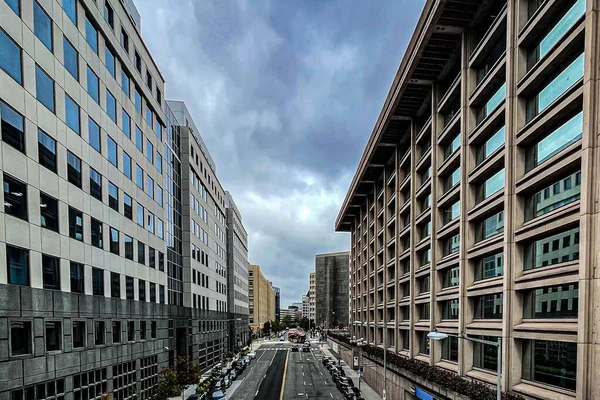 蓝色阴天下的一幢长办公楼之间街道的鸟瞰图 — 图库照片