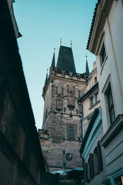 Tiro Vertical Uma Torre Com Arquitetura Medieval Praga Tchecoslováquia — Fotografia de Stock