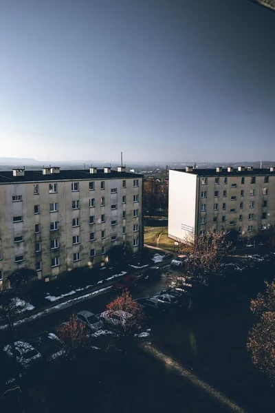 Een Luchtzicht Gebouwen Huizen Met Zonlicht Onder Grijze Zonsondergang Hemel — Stockfoto