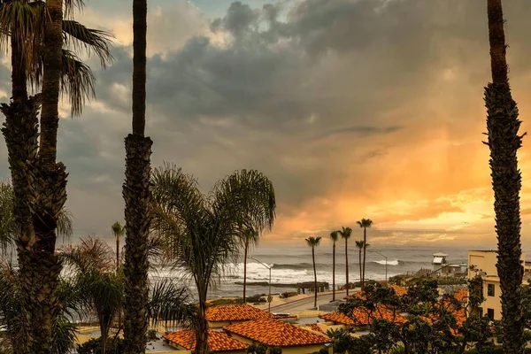 美丽的落日和多云的天空笼罩着拉尤拉海岸线和棕榈树 — 图库照片