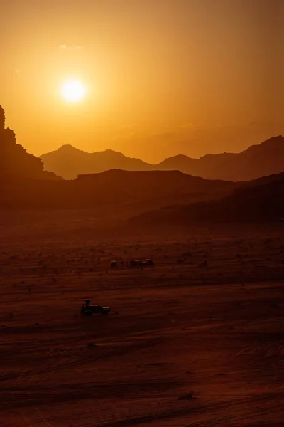 Egy Függőleges Lövés Sivatagban Ragadt Autókról Arany Naplementével Hegyekkel Háttérben — Stock Fotó