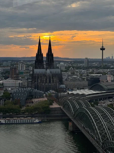 在霍亨佐伦桥下的科隆市和莱茵河景观的垂直截图 — 图库照片