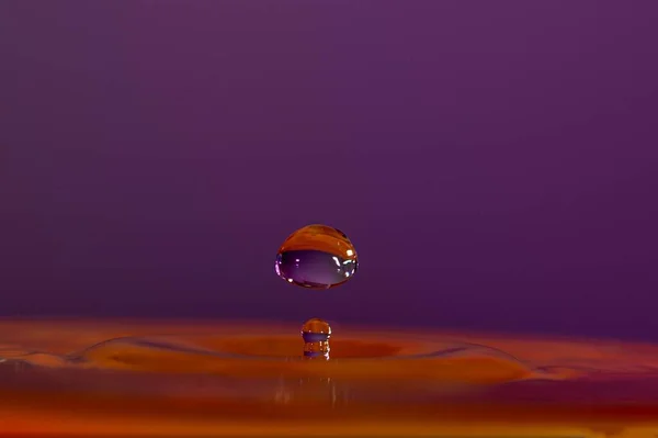 Een Druppel Water Die Een Oppervlak Valt Slow Motion — Stockfoto