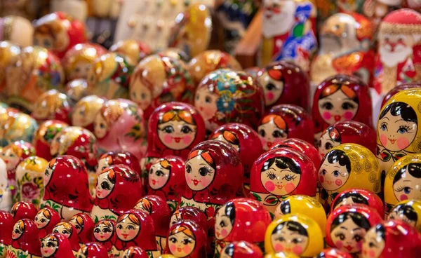 Eine Nahaufnahme Russischer Nistpuppen Oder Matrjoschka Puppen Zum Verkauf Geschäft — Stockfoto