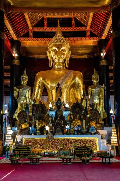 Hermoso Plano Esculturas Buda Dentro Wat Visoun Luang Prabang Laos —  Fotos de Stock